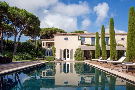  SAINT-TROPEZ - PROPERTY - SEA VIEW - CLOSE TO THE CENTERIn a private domain close to the village, beautiful and  luxurious house. 2 Living rooms, dining room, kitchen, 7 bedrooms & bathrooms. Swimming-pool heated with Overflow, pool house, Hammam -